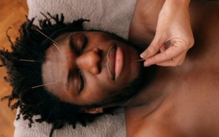 découvrez les bienfaits de l'acupression, une technique ancestrale de la médecine traditionnelle chinoise qui stimule des points spécifiques sur le corps pour soulager le stress, améliorer la circulation et favoriser le bien-être général.