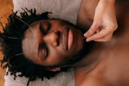 découvrez les bienfaits de l'acupression, une technique ancestrale de la médecine traditionnelle chinoise qui stimule des points spécifiques sur le corps pour soulager le stress, améliorer la circulation et favoriser le bien-être général.