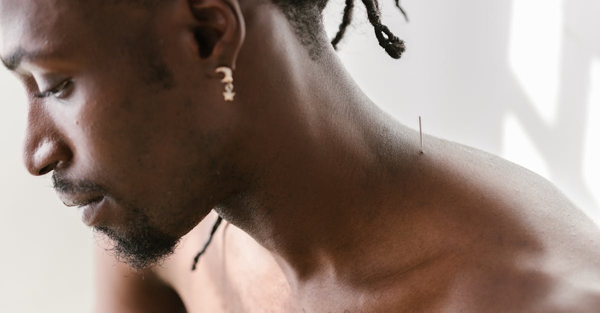 découvrez l'acupression, une méthode de médecine traditionnelle qui utilise des points de pression sur le corps pour soulager la douleur, réduire le stress et améliorer le bien-être. apprenez comment cette technique peut vous aider à trouver l'équilibre et la détente au quotidien.