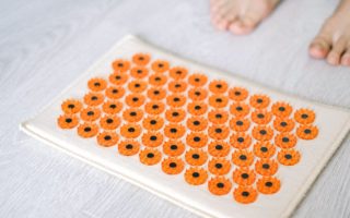 découvrez les bienfaits du tapis d'acupression pour votre bien-être. pratiquez la relaxation, soulagez les douleurs musculaires et améliorez votre circulation sanguine grâce à cette méthode inspirée de la médecine traditionnelle. idéal pour réduire le stress et favoriser un sommeil réparateur.