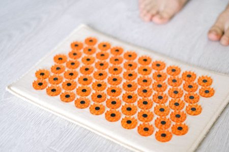 découvrez les bienfaits du tapis d'acupression pour votre bien-être. pratiquez la relaxation, soulagez les douleurs musculaires et améliorez votre circulation sanguine grâce à cette méthode inspirée de la médecine traditionnelle. idéal pour réduire le stress et favoriser un sommeil réparateur.