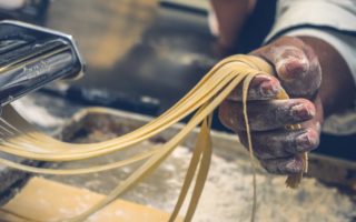découvrez l'art des plaisirs manuels authentiques, où chaque geste devient une expérience sensorielle unique. laissez-vous tenter par des techniques raffinées et un savoir-faire exceptionnel pour éveiller vos sens et explorer de nouvelles dimensions du bien-être.