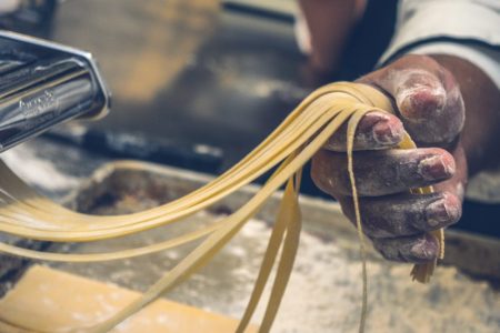 découvrez l'art des plaisirs manuels authentiques, où chaque geste devient une expérience sensorielle unique. laissez-vous tenter par des techniques raffinées et un savoir-faire exceptionnel pour éveiller vos sens et explorer de nouvelles dimensions du bien-être.