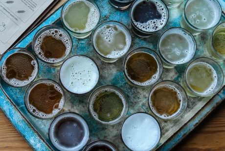 découvrez l'univers fascinant de la bière artisanale, où la passion des brasseurs rencontre des ingrédients de qualité pour créer des saveurs uniques. explorez des variétés innovantes, apprenez sur les techniques de brassage et trouvez la bière parfaite pour chaque occasion.
