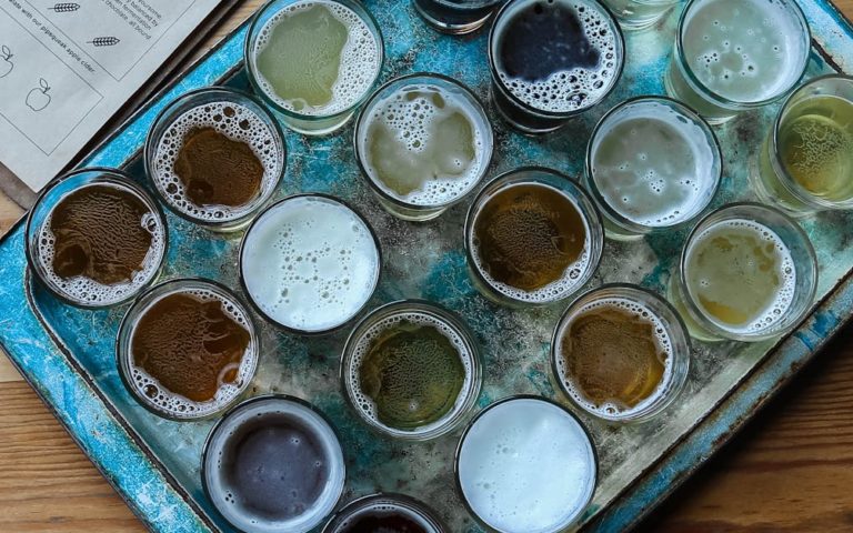 découvrez l'univers fascinant de la bière artisanale, où la passion des brasseurs rencontre des ingrédients de qualité pour créer des saveurs uniques. explorez des variétés innovantes, apprenez sur les techniques de brassage et trouvez la bière parfaite pour chaque occasion.