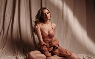 découvrez les dernières tendances en lingerie pour la saison ! explorez des styles audacieux, des matières délicates et des coupes flatteuses qui mettent en valeur votre silhouette tout en vous offrant confort et confiance. restez à la pointe de la mode avec notre sélection incontournable.