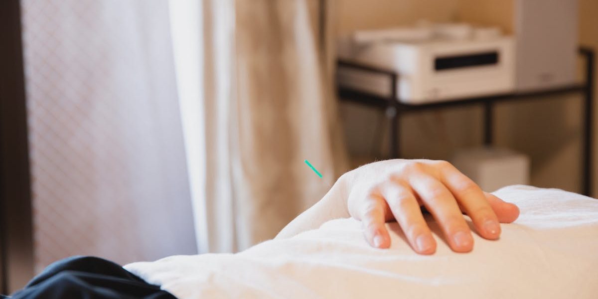 découvrez les bienfaits de l'acupression, une méthode de bien-être inspirée de l'acupuncture, qui utilise la pression des doigts sur des points spécifiques pour soulager le stress, améliorer la circulation et favoriser la guérison naturelle. apprenez à intégrer cette pratique dans votre routine quotidienne pour un équilibre corps-esprit optimal.