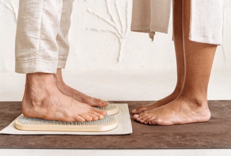 découvrez l'acupression, une pratique millénaire qui utilise la pression des doigts sur des points spécifiques du corps pour soulager la douleur, réduire le stress et améliorer le bien-être général. apprenez les techniques fondamentales et les bienfaits de cette méthode naturelle pour favoriser votre santé et votre équilibre.