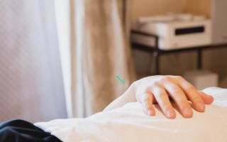 découvrez les bienfaits de l'acupression, une méthode de bien-être inspirée de l'acupuncture, qui utilise la pression des doigts sur des points spécifiques pour soulager le stress, améliorer la circulation et favoriser la guérison naturelle. apprenez à intégrer cette pratique dans votre routine quotidienne pour un équilibre corps-esprit optimal.