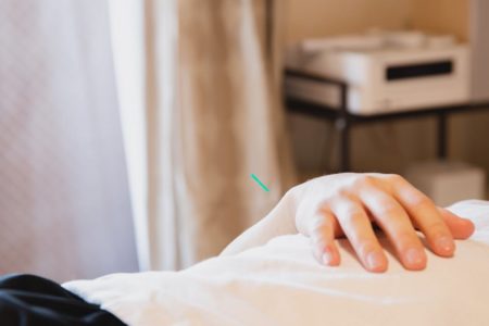 découvrez les bienfaits de l'acupression, une méthode de bien-être inspirée de l'acupuncture, qui utilise la pression des doigts sur des points spécifiques pour soulager le stress, améliorer la circulation et favoriser la guérison naturelle. apprenez à intégrer cette pratique dans votre routine quotidienne pour un équilibre corps-esprit optimal.