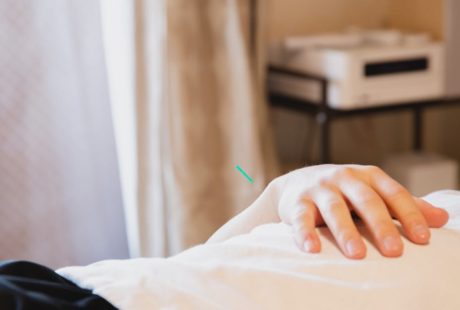 découvrez les bienfaits de l'acupression, une méthode de bien-être inspirée de l'acupuncture, qui utilise la pression des doigts sur des points spécifiques pour soulager le stress, améliorer la circulation et favoriser la guérison naturelle. apprenez à intégrer cette pratique dans votre routine quotidienne pour un équilibre corps-esprit optimal.