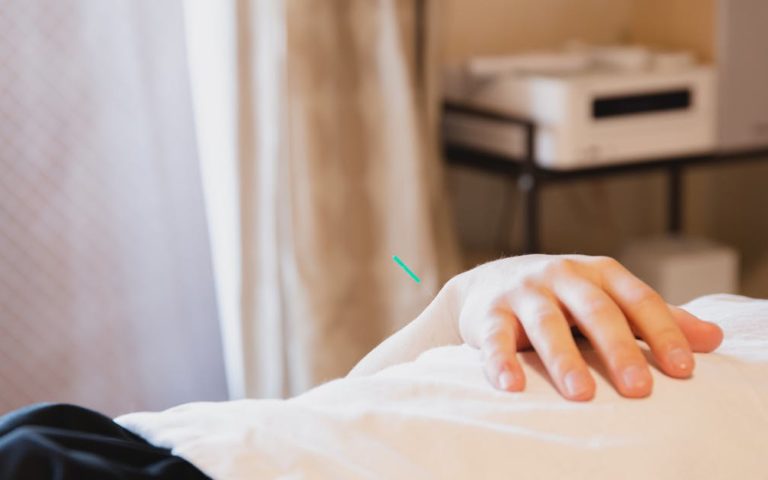 découvrez les bienfaits de l'acupression, une méthode de bien-être inspirée de l'acupuncture, qui utilise la pression des doigts sur des points spécifiques pour soulager le stress, améliorer la circulation et favoriser la guérison naturelle. apprenez à intégrer cette pratique dans votre routine quotidienne pour un équilibre corps-esprit optimal.