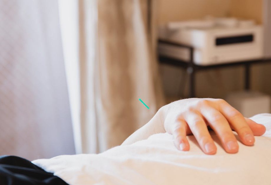 découvrez les bienfaits de l'acupression, une méthode de bien-être inspirée de l'acupuncture, qui utilise la pression des doigts sur des points spécifiques pour soulager le stress, améliorer la circulation et favoriser la guérison naturelle. apprenez à intégrer cette pratique dans votre routine quotidienne pour un équilibre corps-esprit optimal.