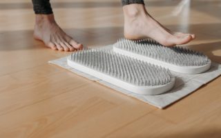 découvrez les bienfaits des tapis d'acupression pour soulager le stress, améliorer la circulation sanguine et favoriser la détente. idéal pour une utilisation à la maison ou au bureau, ces tapis stimulent les points d'acupression tout en offrant un confort optimal. transformez votre routine de relaxation avec nos tapis d'acupression de qualité.
