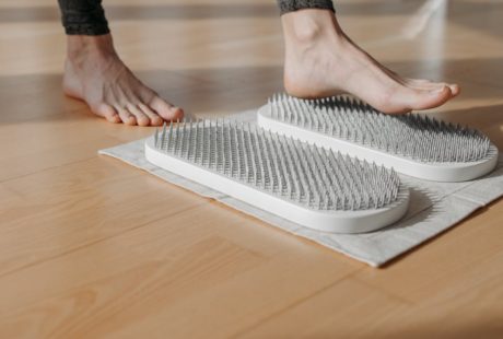 découvrez les bienfaits des tapis d'acupression pour soulager le stress, améliorer la circulation sanguine et favoriser la détente. idéal pour une utilisation à la maison ou au bureau, ces tapis stimulent les points d'acupression tout en offrant un confort optimal. transformez votre routine de relaxation avec nos tapis d'acupression de qualité.