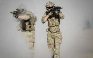 découvrez une aventure palpitante pleine d'action, où chaque instant promet des rebondissements et des sensations fortes. plongez dans un monde dynamique et entraînant qui vous tiendra en haleine jusqu'à la dernière minute.
