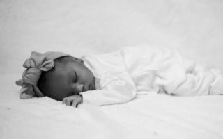 découvrez des conseils essentiels pour assurer la sécurité de votre bébé à la maison et en déplacement. protégez-le des dangers courants et créez un environnement sûr pour son développement.