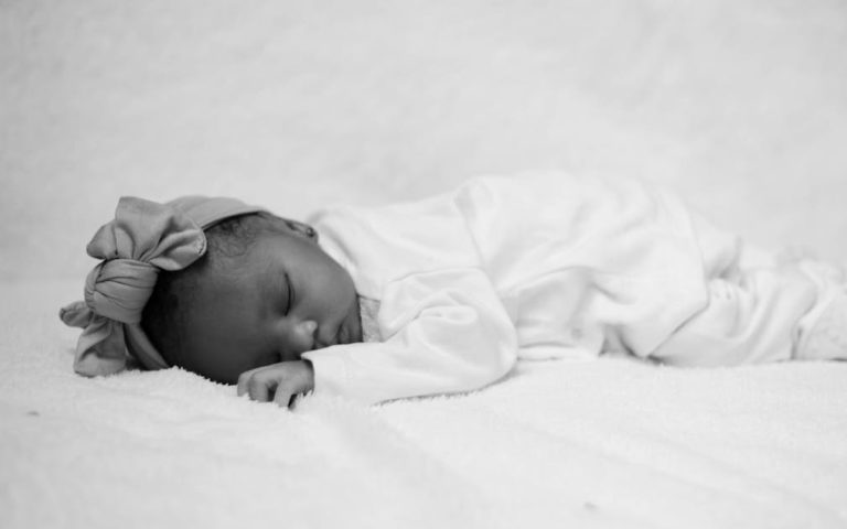 découvrez des conseils essentiels pour assurer la sécurité de votre bébé à la maison et en déplacement. protégez-le des dangers courants et créez un environnement sûr pour son développement.