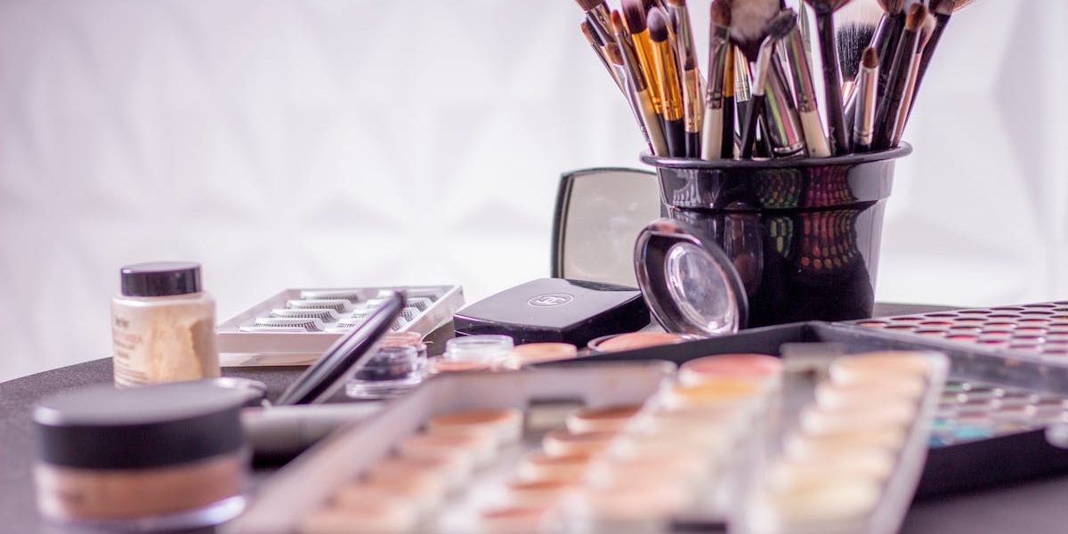 découvrez des astuces et des solutions innovantes pour l'organisation de votre maquillage. apprenez à optimiser votre espace tout en gardant vos produits de beauté à portée de main, et transformez votre routine de maquillage en une expérience agréable et efficace.