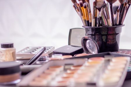 découvrez des astuces et des solutions innovantes pour l'organisation de votre maquillage. apprenez à optimiser votre espace tout en gardant vos produits de beauté à portée de main, et transformez votre routine de maquillage en une expérience agréable et efficace.