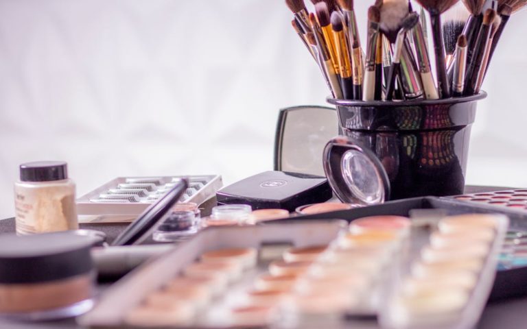 découvrez des astuces et des solutions innovantes pour l'organisation de votre maquillage. apprenez à optimiser votre espace tout en gardant vos produits de beauté à portée de main, et transformez votre routine de maquillage en une expérience agréable et efficace.