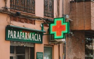 découvrez notre parapharmacie en ligne, un espace dédié à votre bien-être avec une large sélection de produits de santé, soins de la peau, hygiène et nutrition. profitez de conseils d’experts et de promotions exclusives pour prendre soin de vous au quotidien.