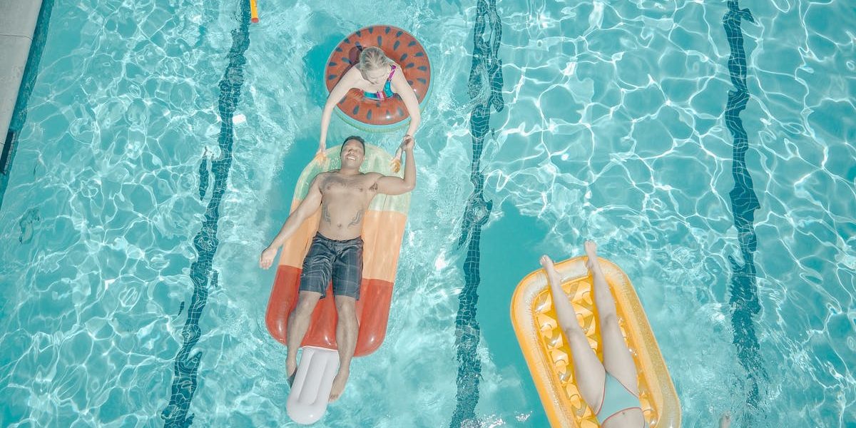 découvrez notre sélection de flotteurs de piscine élégants et amusants pour rendre vos journées au soleil inoubliables. parfaits pour la détente ou les jeux aquatiques, nos flotteurs allient confort et style pour tous les âges.