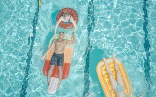 découvrez notre sélection de flotteurs de piscine élégants et amusants pour rendre vos journées au soleil inoubliables. parfaits pour la détente ou les jeux aquatiques, nos flotteurs allient confort et style pour tous les âges.
