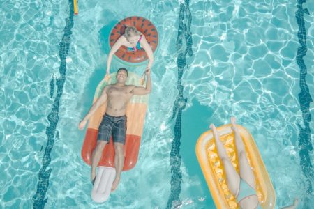 découvrez notre sélection de flotteurs de piscine élégants et amusants pour rendre vos journées au soleil inoubliables. parfaits pour la détente ou les jeux aquatiques, nos flotteurs allient confort et style pour tous les âges.