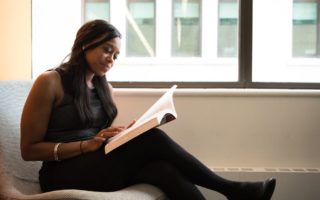 découvrez notre gamme d'accessoires de lecture pour améliorer votre expérience littéraire. que vous soyez un passionné de livres ou un étudiant, trouvez tout ce qu'il vous faut : lampes de lecture, marques-pages créatifs, repose-livres pratiques et plus encore. plongez dans votre univers préféré avec le confort et le style qu'apportent nos accessoires.