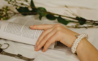 découvrez des accessoires de mode russes uniques qui allient élégance et tradition. explorez notre collection pour ajouter une touche de raffinement à votre style avec des pièces artisanales inspirées de la richesse culturelle de la russie.