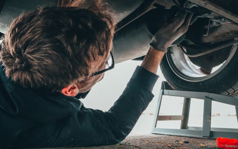 découvrez nos conseils essentiels pour l’entretien de votre voiture : astuces, fréquence des révisions et bonnes pratiques pour prolonger la durée de vie de votre véhicule et rouler en toute sécurité.
