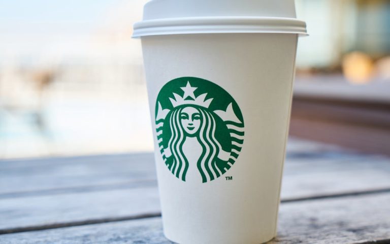 découvrez l'art du branding : conseils, stratégies et tendances pour renforcer l'identité de votre marque et vous démarquer sur le marché.