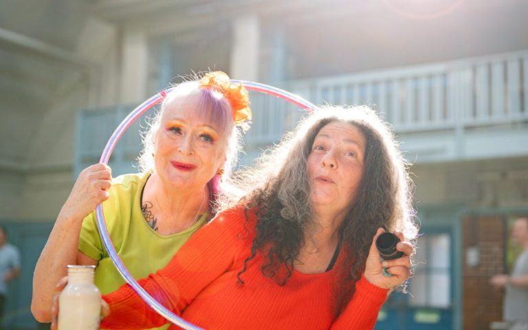 découvrez les bienfaits de la lumière du soleil sur la santé : amélioration de l’humeur, synthèse de la vitamine d, renforcement du système immunitaire et conseils pour une exposition optimale au soleil.